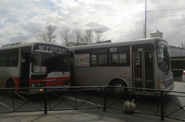 Два пассажирских автобуса столкнулись на улице Чкалова в Иркутске