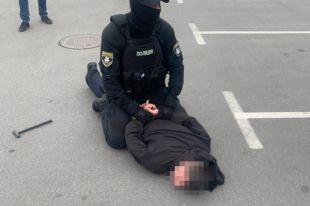 В Киеве на взятке в две тысячи долларов задержали сотрудника полиции