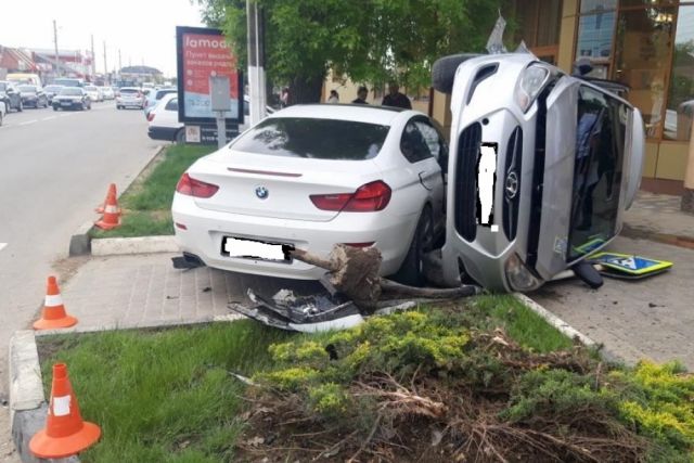 На Кубани в ДТП с «БМВ» опрокинулся автомобиль «Хендай Солярис»