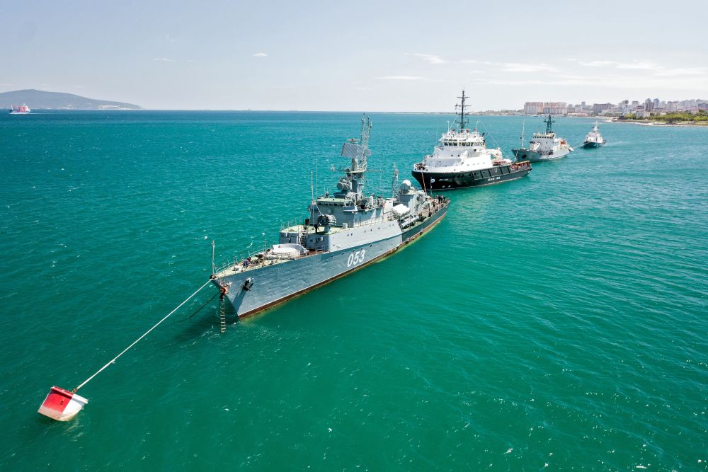 Корабли Черноморского флота ВМФ России на генеральной репетиции парада в честь Дня Военно-морского флота в Новороссийске (24 июля 2020 года)