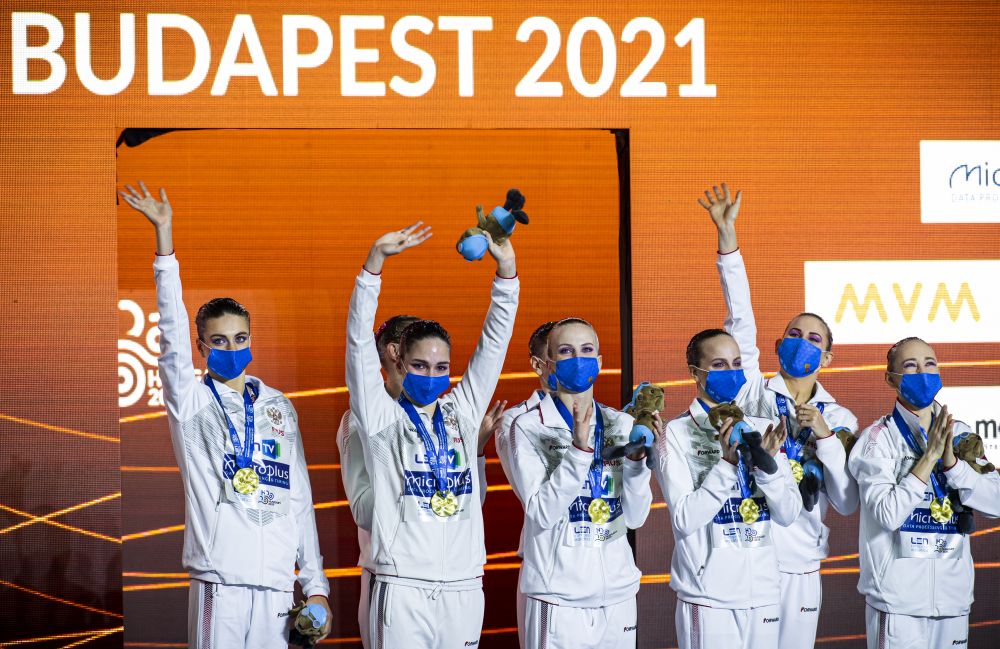 Спортсменки сборной России, завоевавшие золотые медали в групповых соревнованиях по синхронному плаванию на чемпионате Европы по водным видам спорта в Будапеште, на церемонии награждения