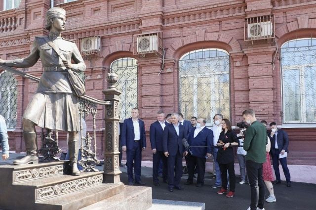 В Саратове установили памятник военной медсестре