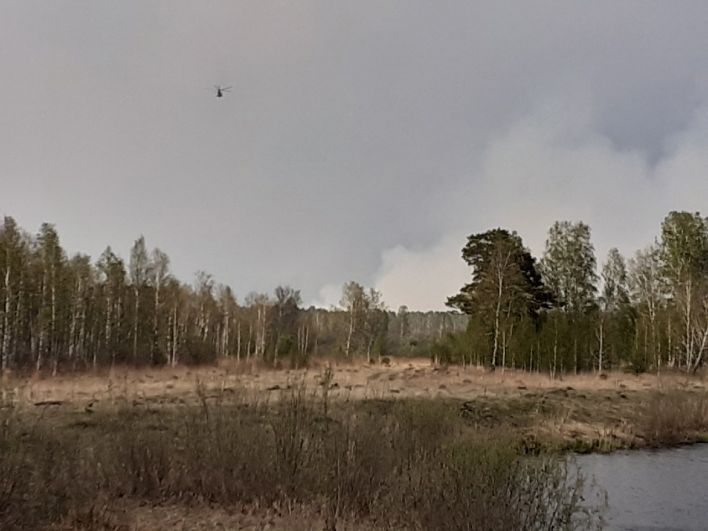 Вертолет летит к пожару. Горят леса: как тушат пожары в Тюменской области, 2021.