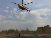 Вертолет забирает воду из водоема. Горят леса: как тушат пожары в Тюменской области, 2021.
