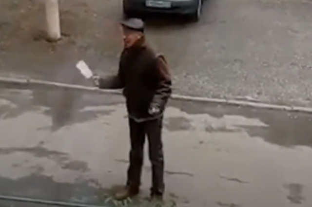 На мужчину, угрожавшего топором жителям Таганрога, завели уголовное дело