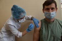 ​Новосибирская область продолжает наращивать темпы вакцинации. На сегодня регион достиг показателя 10 тысяч прививок ежедневно.