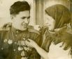 Скоморохов Николай Михайлович в родном селе с мамой Еленой Лазаревной в первом отпуске после Великой Отечественной войны, ноябрь 1945 г.
