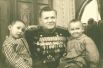 Еременко Андрей Иванович с сыном Вовой и дочерью Таней на даче. Новосибирск, 1953 г.