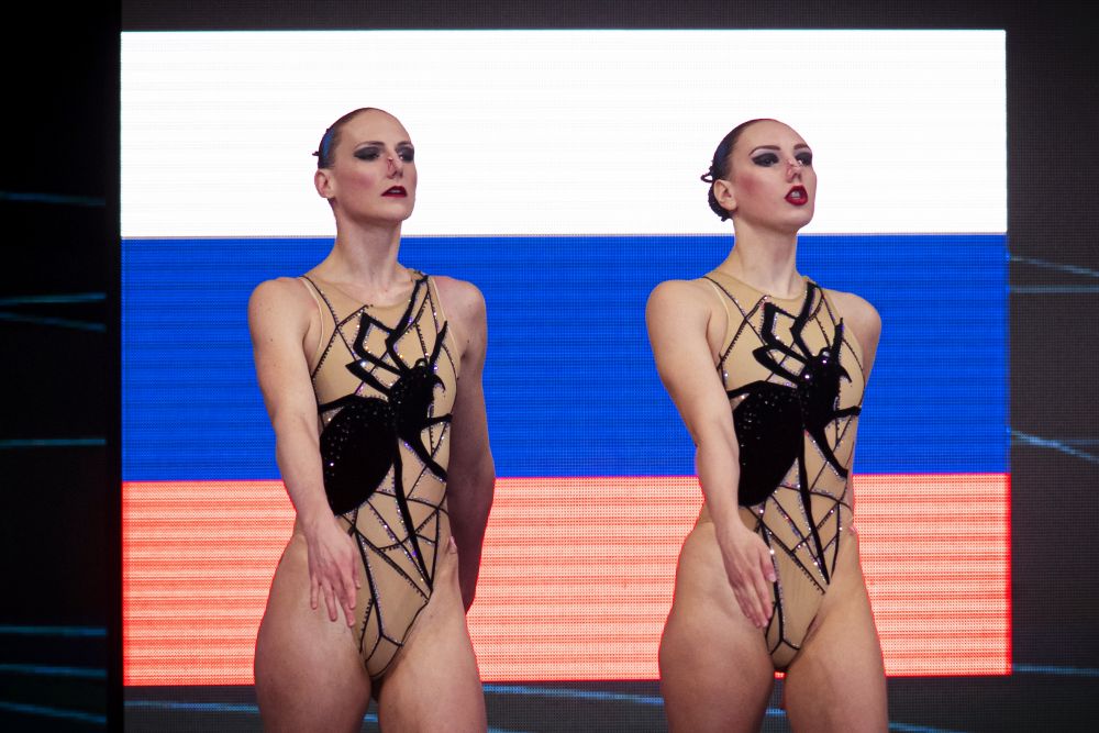Светлана Колесниченко и Светлана Ромашина выступают с произвольной программой в соревнованиях по синхронному плаванию среди дуэтов на чемпионате Европы по водным видам спорта в Будапеште