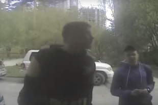 На кадрах видно, что «электрики» — те же самые люди, которые в январе ходили по квартирам и уговаривали жильцов (преимущественно пенсионеров) установить оборудование, которое по закону и так предоставляется бесплатно.