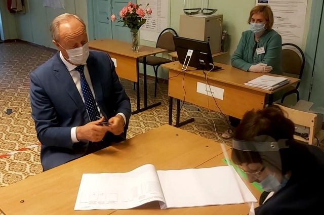 Губернатор Радаев проголосовал на довыборах в Саратовскую облдуму