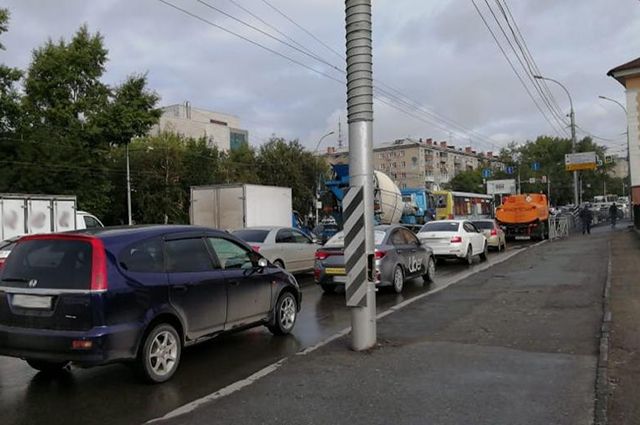 Дачники встали в многокилометровых пробках в Новосибирске