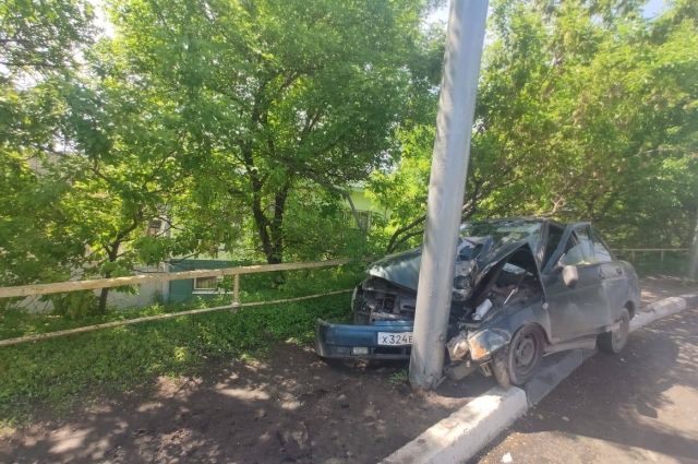 Водитель на ВАЗе протаранил столб в Саратове