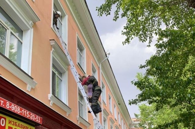 В Омске шестилетняя голодная девочка вылезла из окна третьего этажа