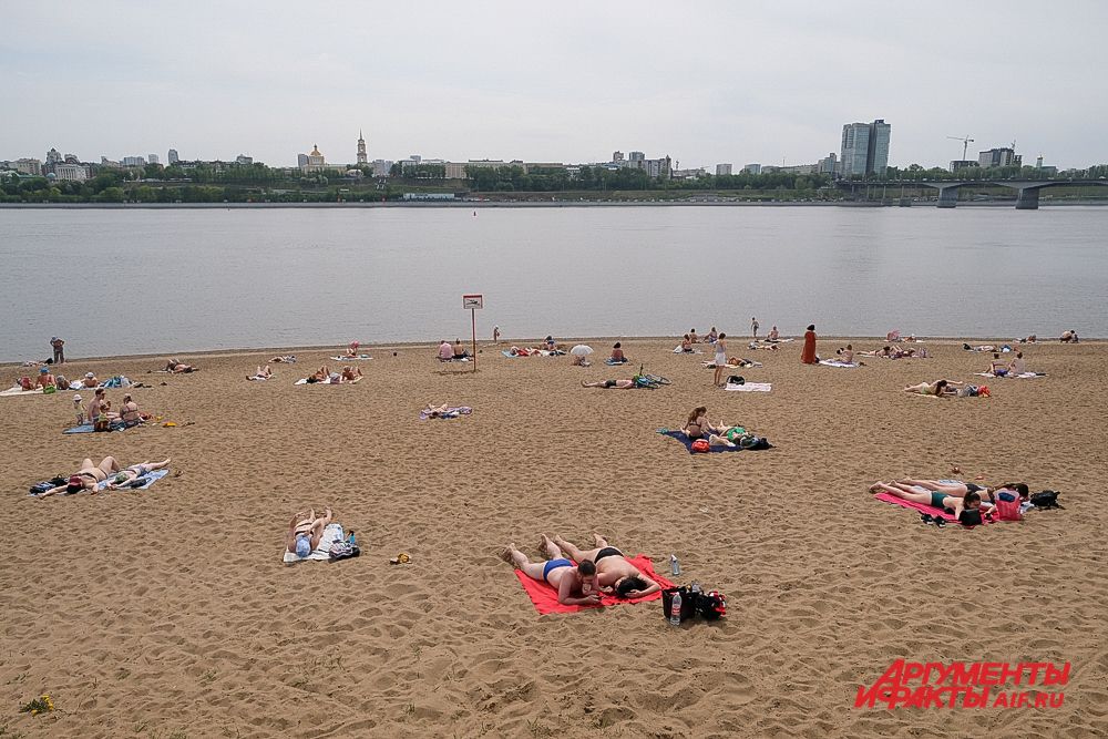 Пермяки отдыхают у воды.