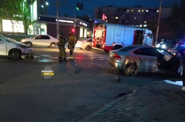 В Новосибирске велосипедист пострадал в столкновении двух автомобилей