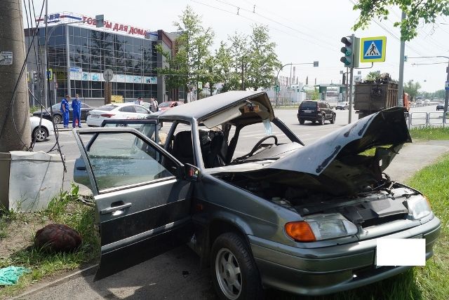 Водитель ВАЗ погиб в столкновении с иномаркой в Челябинске