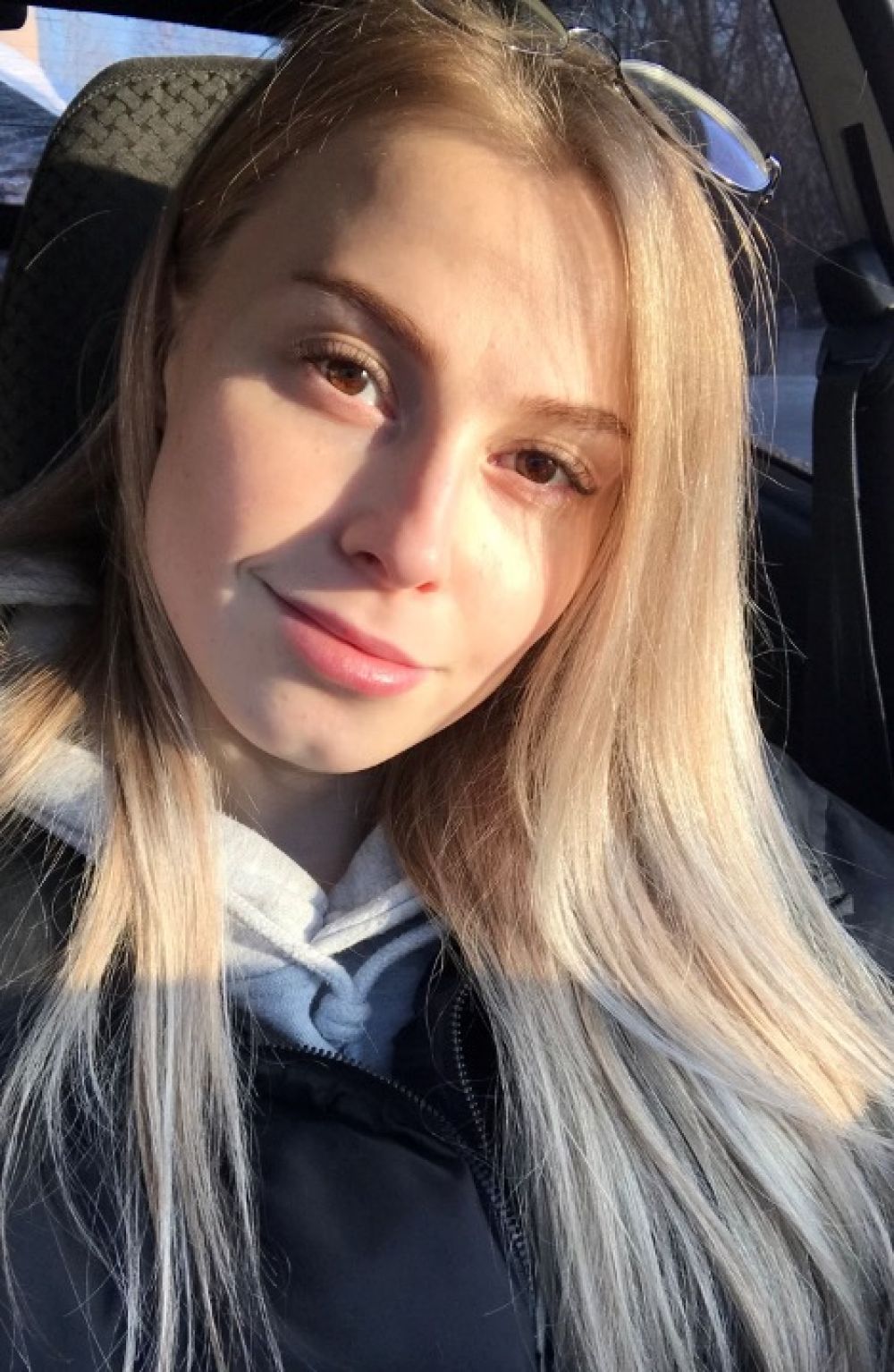 13. Петухова Юлия. 24 года. 168 см. Суксун. Окончила ПГАТУ. Офис-менеджер, специалист по сопровождению продаж 2 категории в ОАО «СОМЗ». Хобби: рисование.