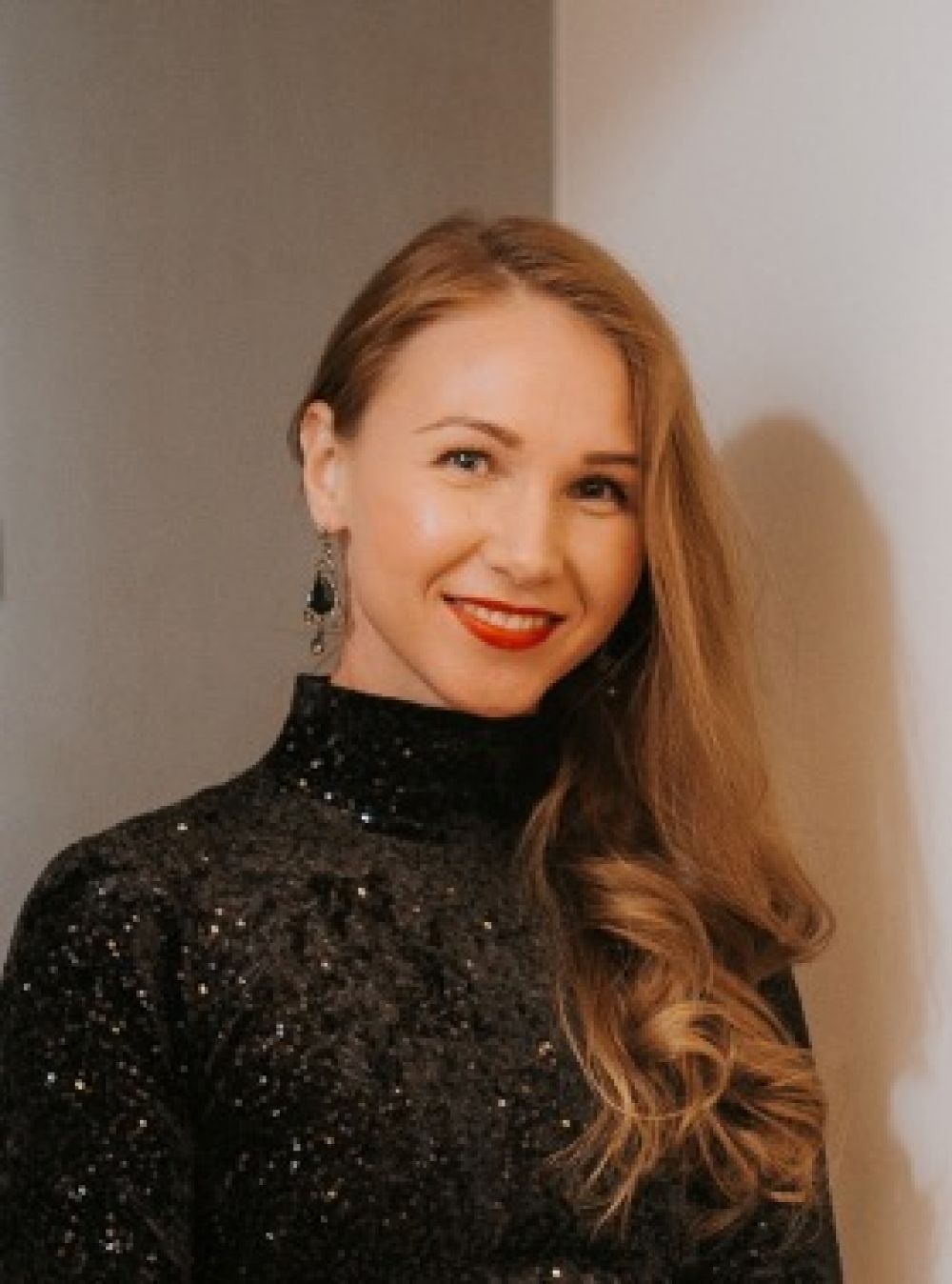 6. Зотова Инна. 30 лет. Рост 166 см. Пермь. Окончила ПГГПУ. Работает ведущим администратором в компании «Санфрут». Увлекается танцами и фигурным катанием.