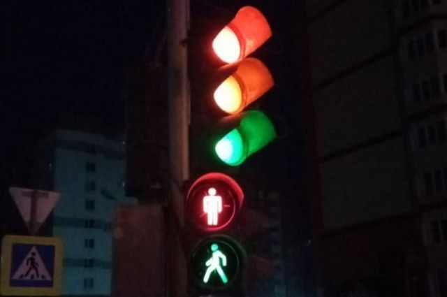 В Бердске неисправный светофор показывает сразу все цвета