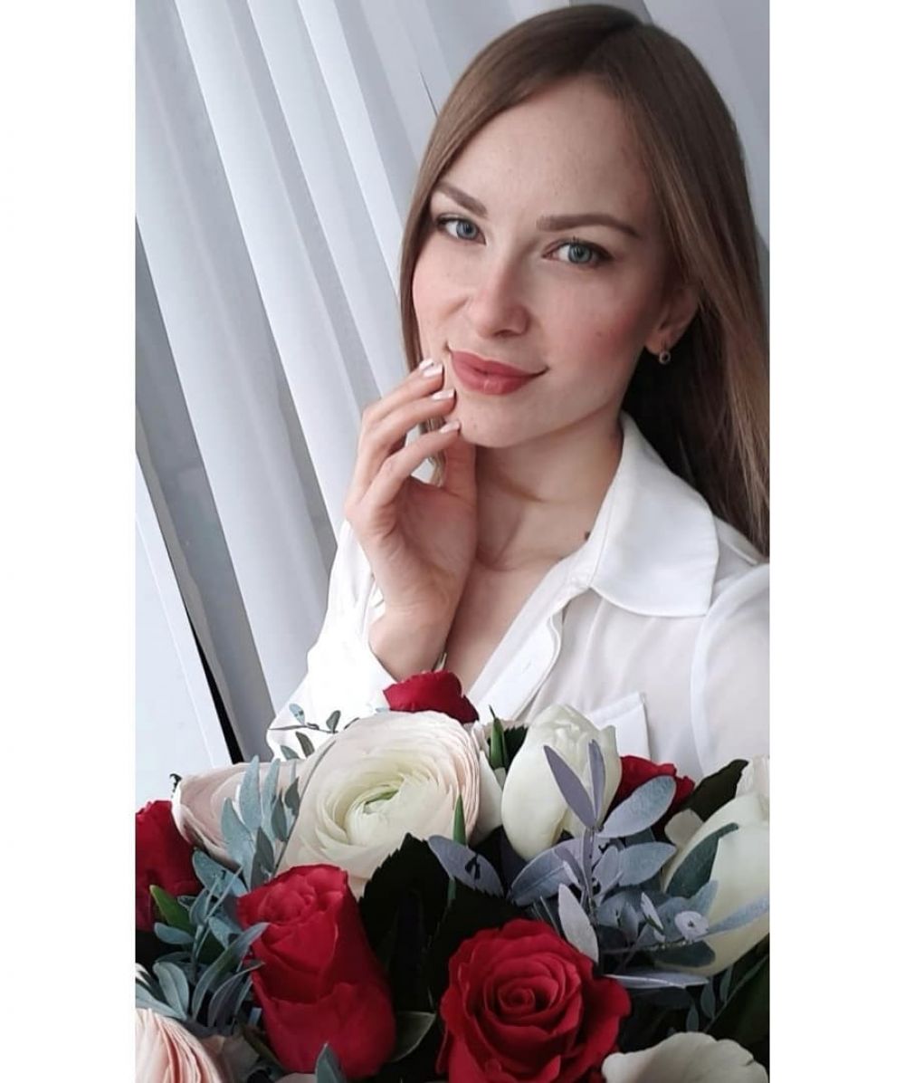 4. Дрозд Юлия. 33 года. Рост 169 см. Училась в лицее в Березниках, работает помощником руководителя в компании Дайльманн Ханиэль Шахтострой. Занимается в театральной студии, участвует в спектаклях.