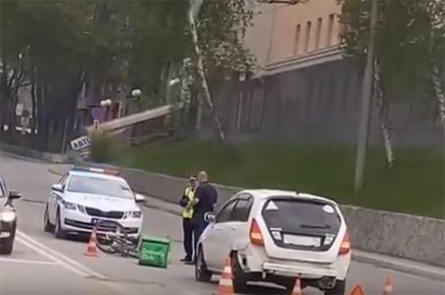 Доставщика еды Delivery Club сбил автомобиль в Новосибирске