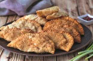 Чебуреки с картошкой и сыром: рецепт сытного блюда
