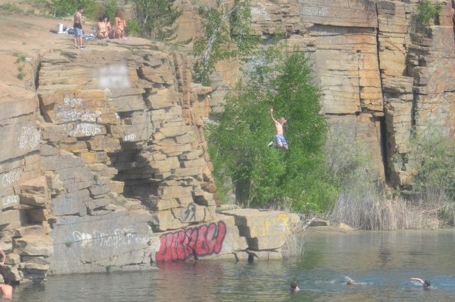 Сотрудники МЧС остановили подростков, прыгавших в воду в Челябинске