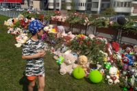 Люди до сих пор несут цветы, игрушки, свечи к месту стихийного мемориала.