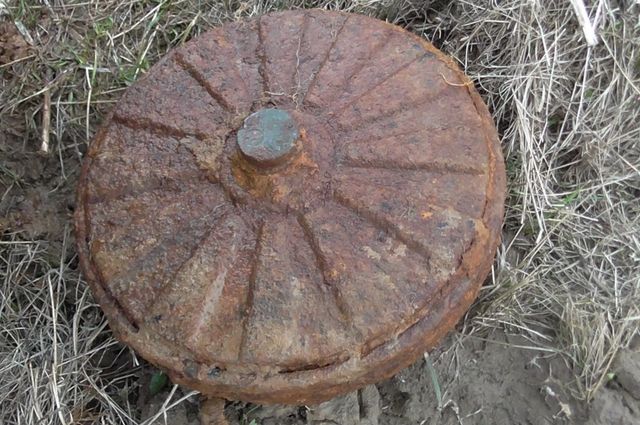 В брянском поселке обнаружили две противотанковые мины