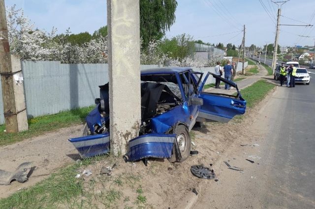 В Чебоксарах водитель «четырнадцатой» уснул и врезался в столб