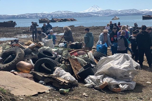 Камчатские активисты провели субботник по очистке берега Авачинской бухты