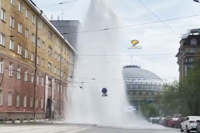 Огромный фонтан воды забил из-под асфальта в центре Новосибирска