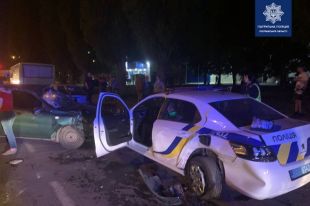 В Полтаве пьяный водитель врезался в припаркованный автомобиль полиции