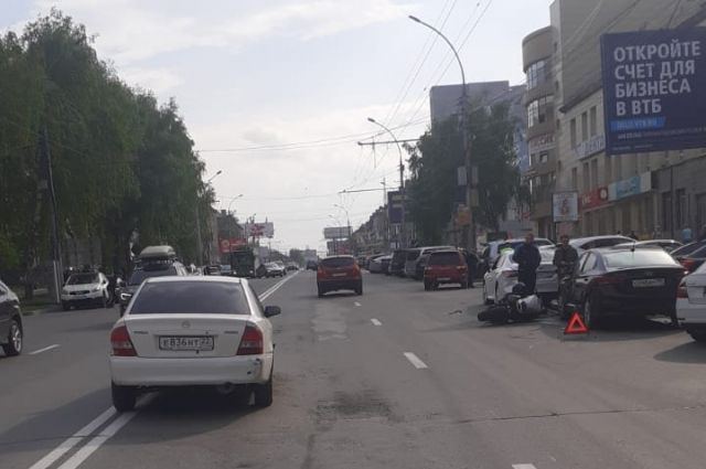 Мотоциклист пострадал в столкновении трех автомобилей в Новосибирске