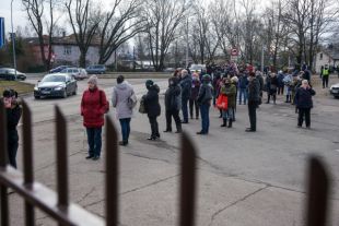 Люди стоят в очереди в магазин российской торговой сети «Светофор» (Mere) в Риге. «Светофор» — это сеть из более 1500 магазинов в России и других странах, торгующих товарами по низким ценам для людей с небольшим доходом.