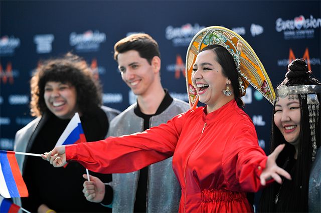 Певица Манижа со своей командой (Россия) на бирюзовой ковровой дорожке перед началом церемонии открытия 65-го международного конкурса песни «Евровидение-2021» в круизном терминале Роттердама.