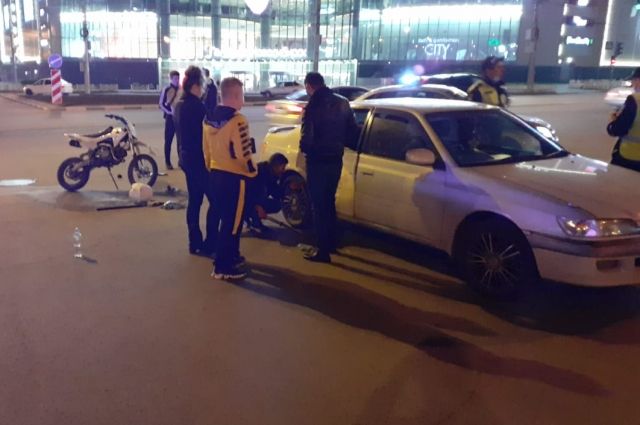 Подросток без прав на мотоцикле попал в ДТП с Toyota в центре Новосибирска