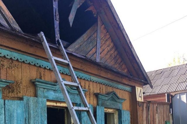При пожаре в частном доме в Бугуруслане погибли женщина и двое малолетних детей.