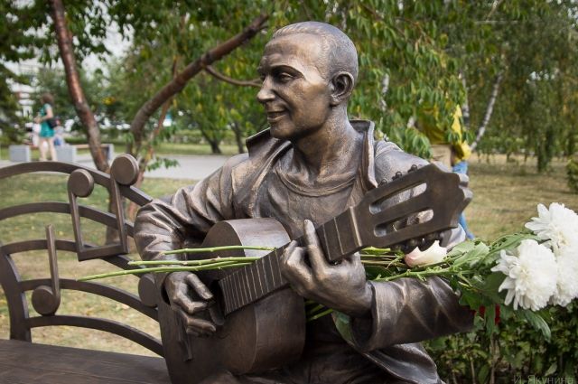 «Городской музыкант», скульптурная композиция на набережной Красноярска, посвящена лидеру «Нашествия кактусов» 