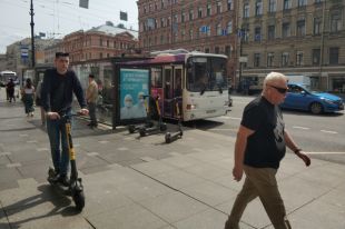 На оживленных тротуарах в центре города самокатчики становится реальной проблемой.