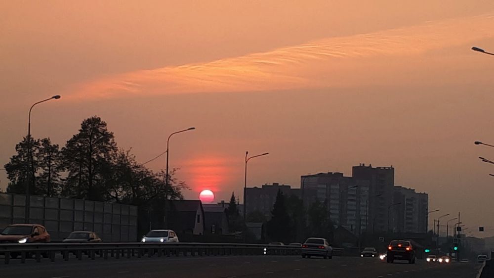 Тем временем в городе - красный закат от пожаров. Лесные пожары в Тюменской области, 2021