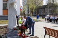 Жители Сыктывкара несли цветы и игрушки к памятнику с символичным названием «Учителю с любовью». Он был открыт восемь лет назад. 