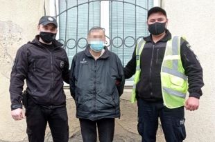 Пронзил ножом грудь, а после пытался «вылечить»: мужчина зарезал жену