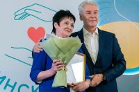  Сергей Собянин вручает награду Татьяне Аверьяненко.