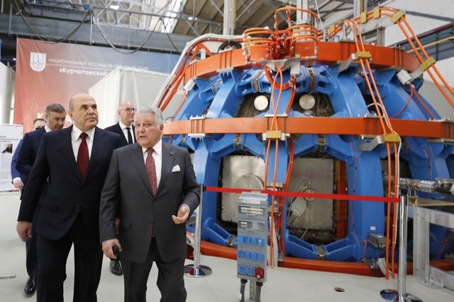Председатель правительства РФ Михаил Мишустин перед церемонией пуска установки токамак Т-15 МД во время посещения Курчатовского комплекса термоядерной энергетики и плазменных технологий.