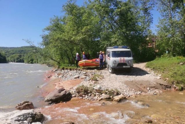 В Адыгее вторую неделю ищут туриста, упавшего в горную реку