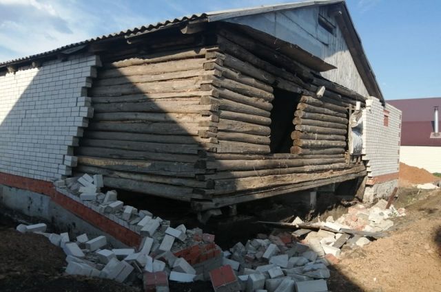 Укрепляли фундамент: в Татарстане на рабочих рухнула кирпичная кладка