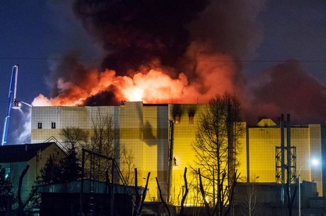 Пожар в торговом центре унес жизни 60 человек.