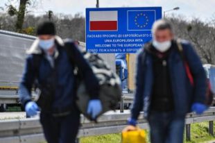 Польша работников из Украины будет вакцинировать от COVID-19.
